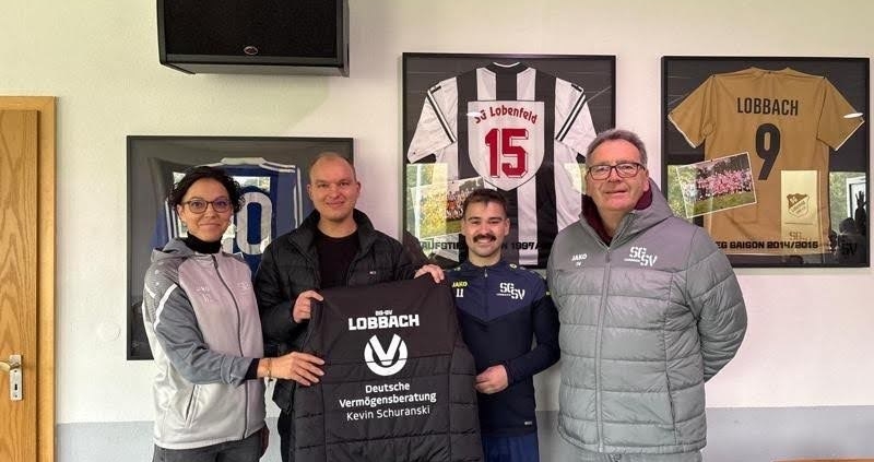 Andrea Zeberer, Kevin Schuranski, Andre Münkel und Karl Werner bei der Übergabe der neuen Winterjacken an die SG-SV Lobbach