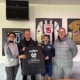 Andrea Zeberer, Kevin Schuranski, Andre Münkel und Karl Werner bei der Übergabe der neuen Winterjacken an die SG-SV Lobbach